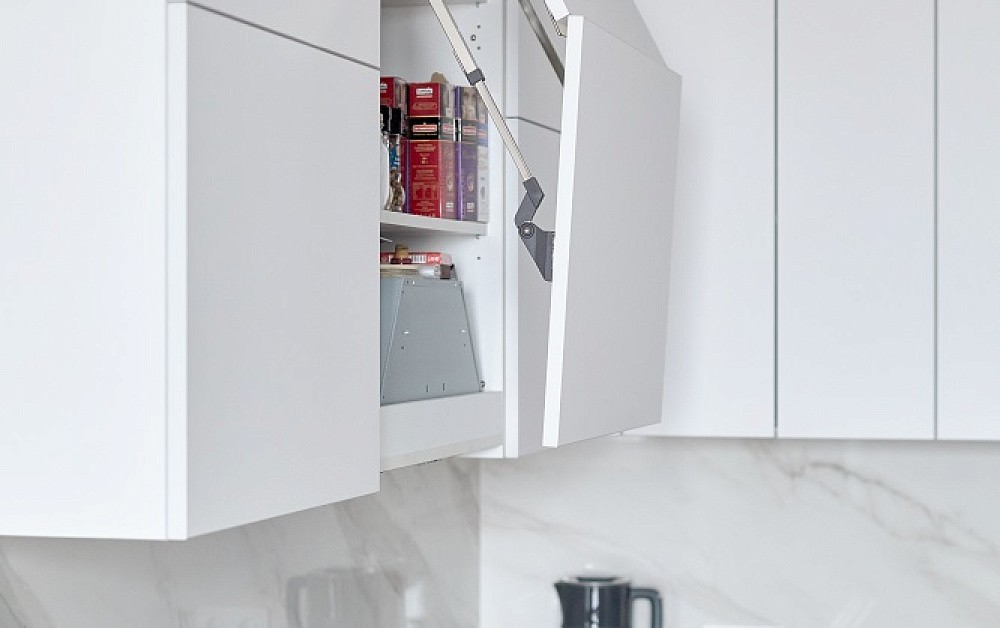 Вечная классика: бело-серая П-образная кухня