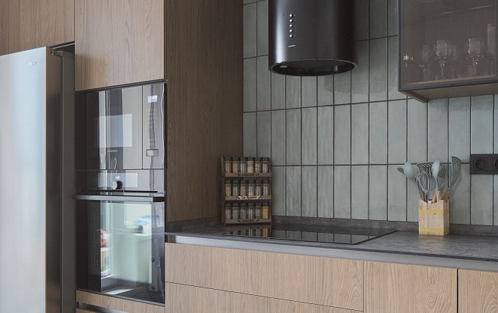 Шелфейно-древесная кухня с открытым хранением