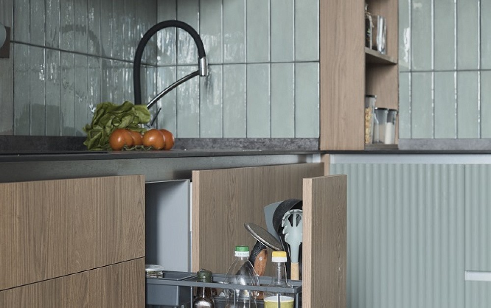 Шелфейно-древесная кухня с открытым хранением