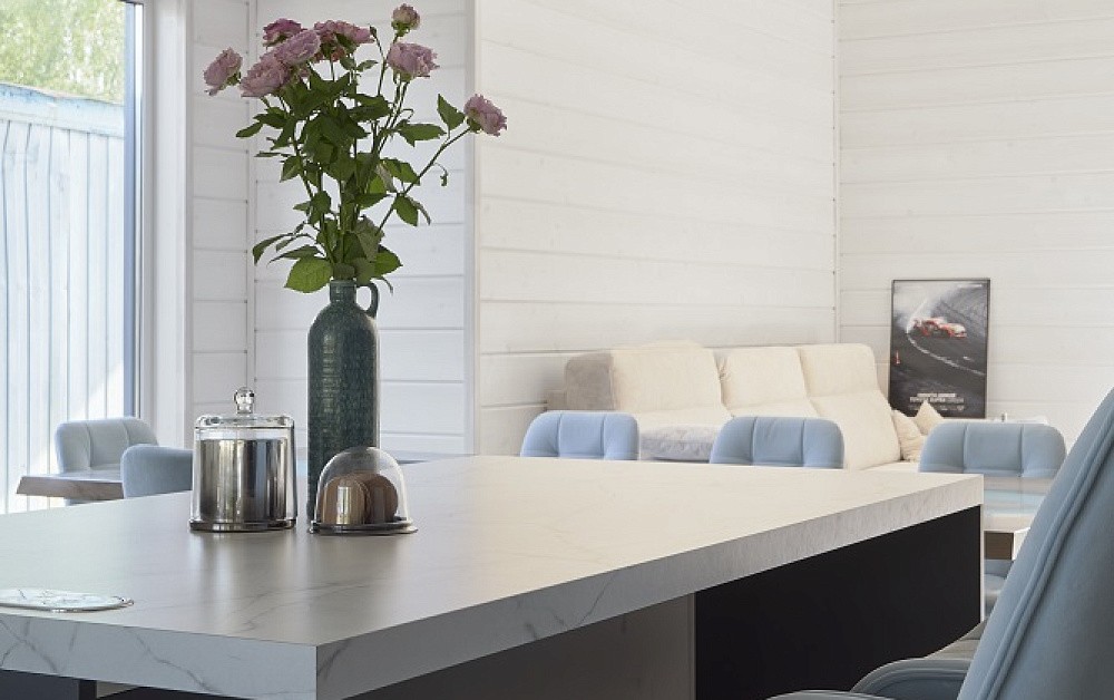 Бело-синяя кухня для гонщика Никиты Шикова