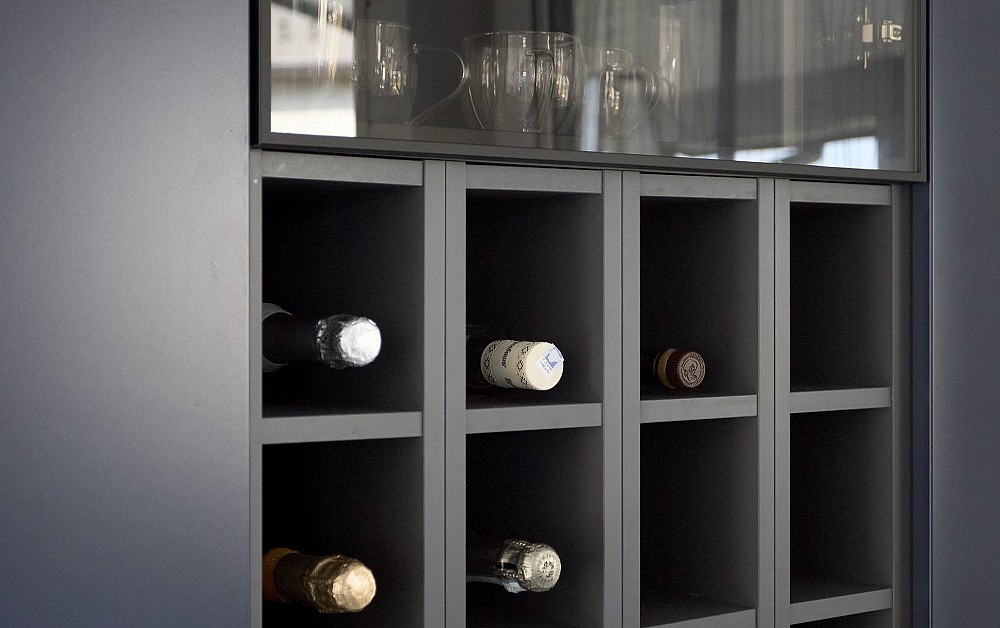 Бело-синяя кухня для гонщика Никиты Шикова