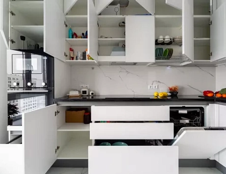 Светлая кухня в Мурманске