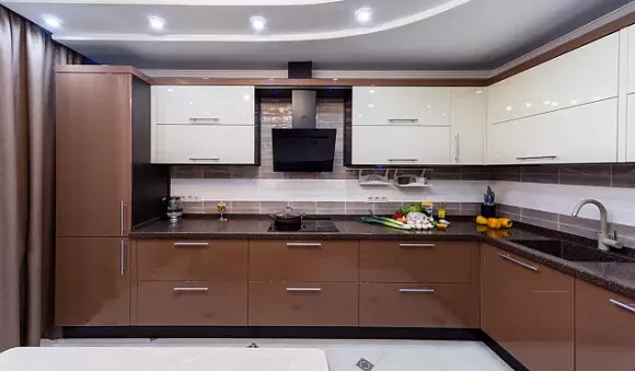 Коричневая кухня в Новосибирске