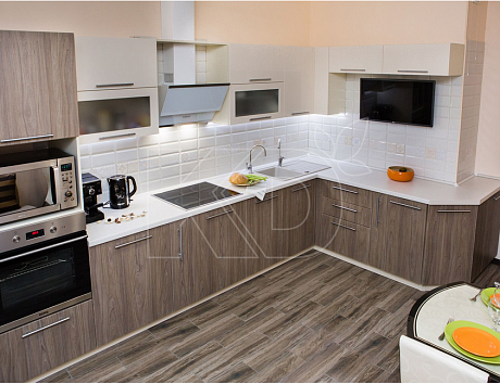 дизайн кухни в бело-коричневых тонах