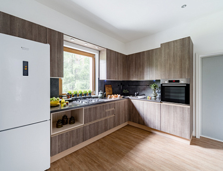 Коричневая кухня в Мурманске