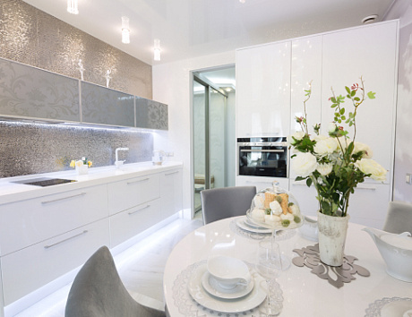 Светлая кухня в Санкт-Петербурге