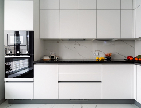 Светлая кухня в Санкт-Петербурге