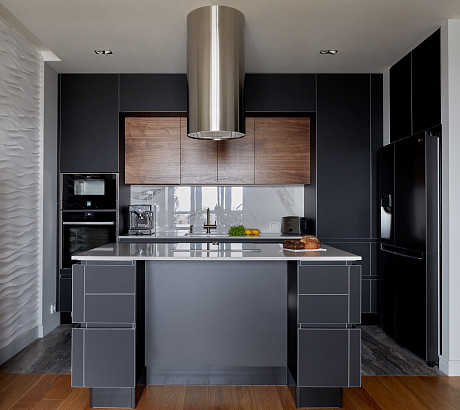 Брутальная кухня с древесными акцентами